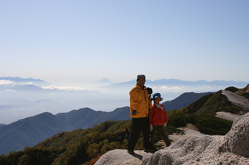 2009/9/20 八ヶ岳、富士山、南アルプスを背に燕岳に立つ 2009/9/20 八ヶ岳、富士山、南アルプスを背に燕岳に立つ