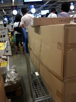 IKEAでソファーを買いレジ待ちちう。 IKEAでソファーを買いレジ待ちちう。