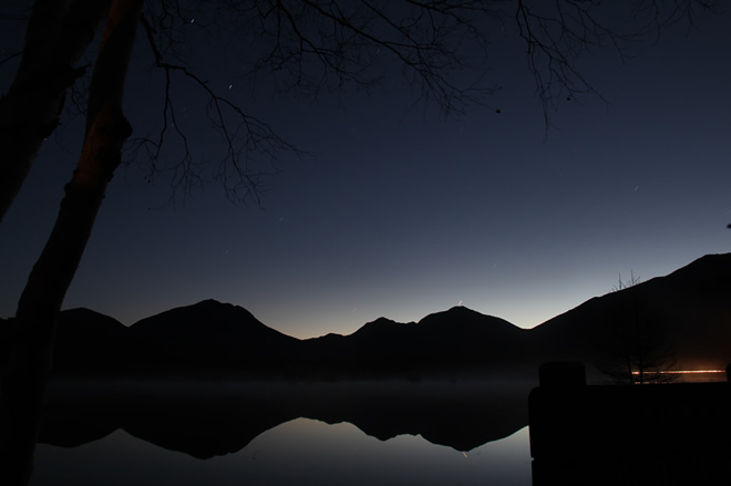 5:11 湖面に星も映っています。 5:11 湖面に星も映っています。